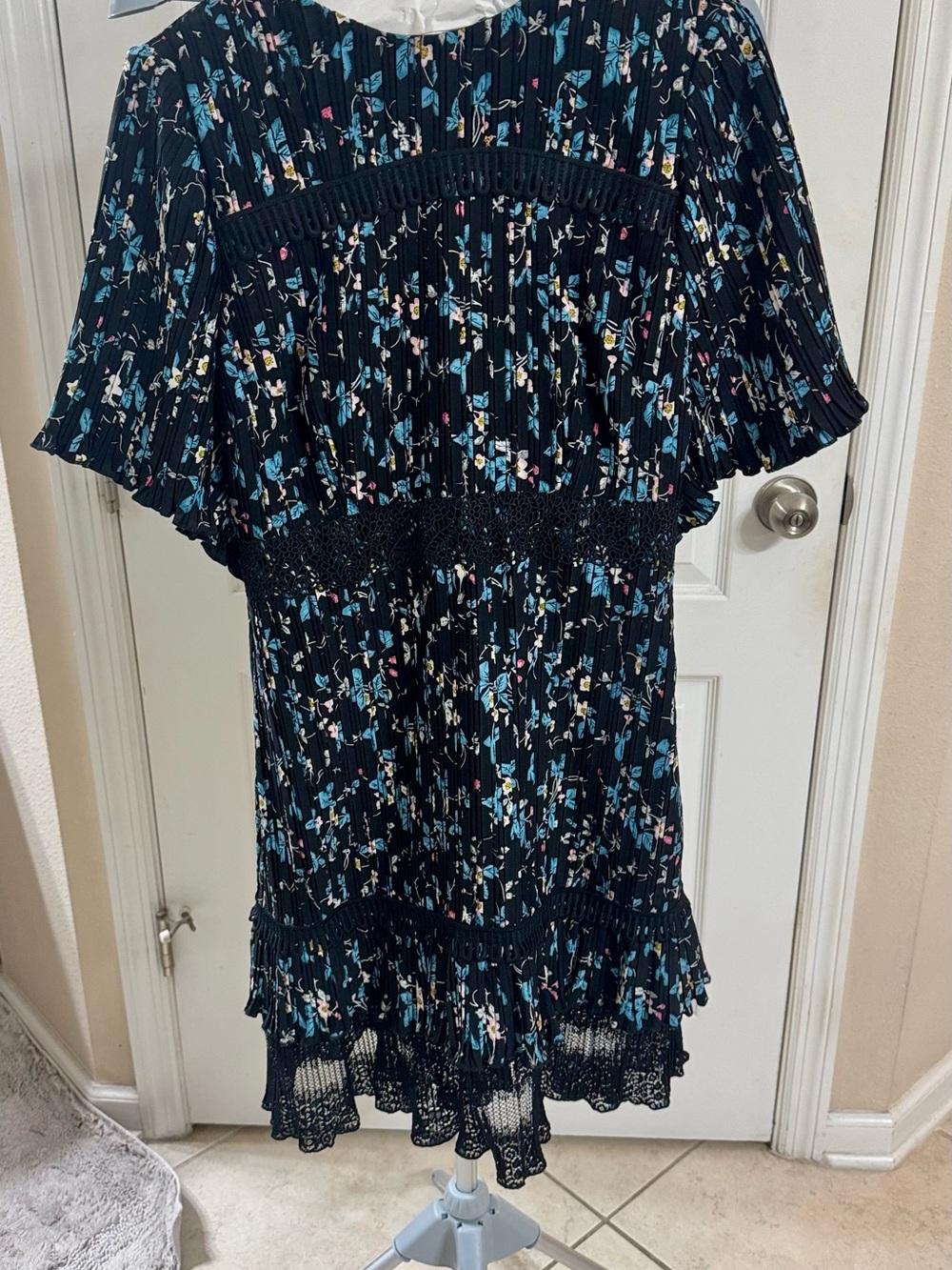 Chelsea28 Black Floral Pleated Peekaboo Back Dress